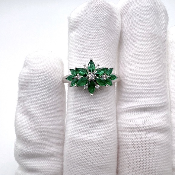 .925 Sterling Silver Rhodium Plated Green Cz Flower Ring - Picture 5 of 17